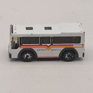 2005 Matchbox #18 City Bus (White Metro Shuttle) – LOOSE
